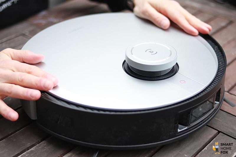 The design of the Ecovacs Deebot X1 OMNI Robot Vacuum Cleaner as seen from the front.